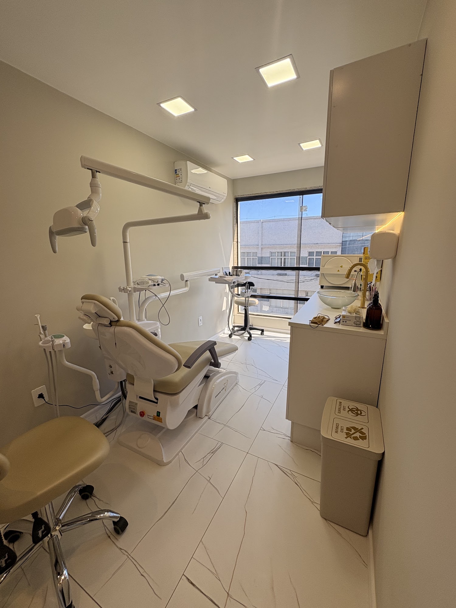 Detalhes dos equipamentos e acabamento da clínica
