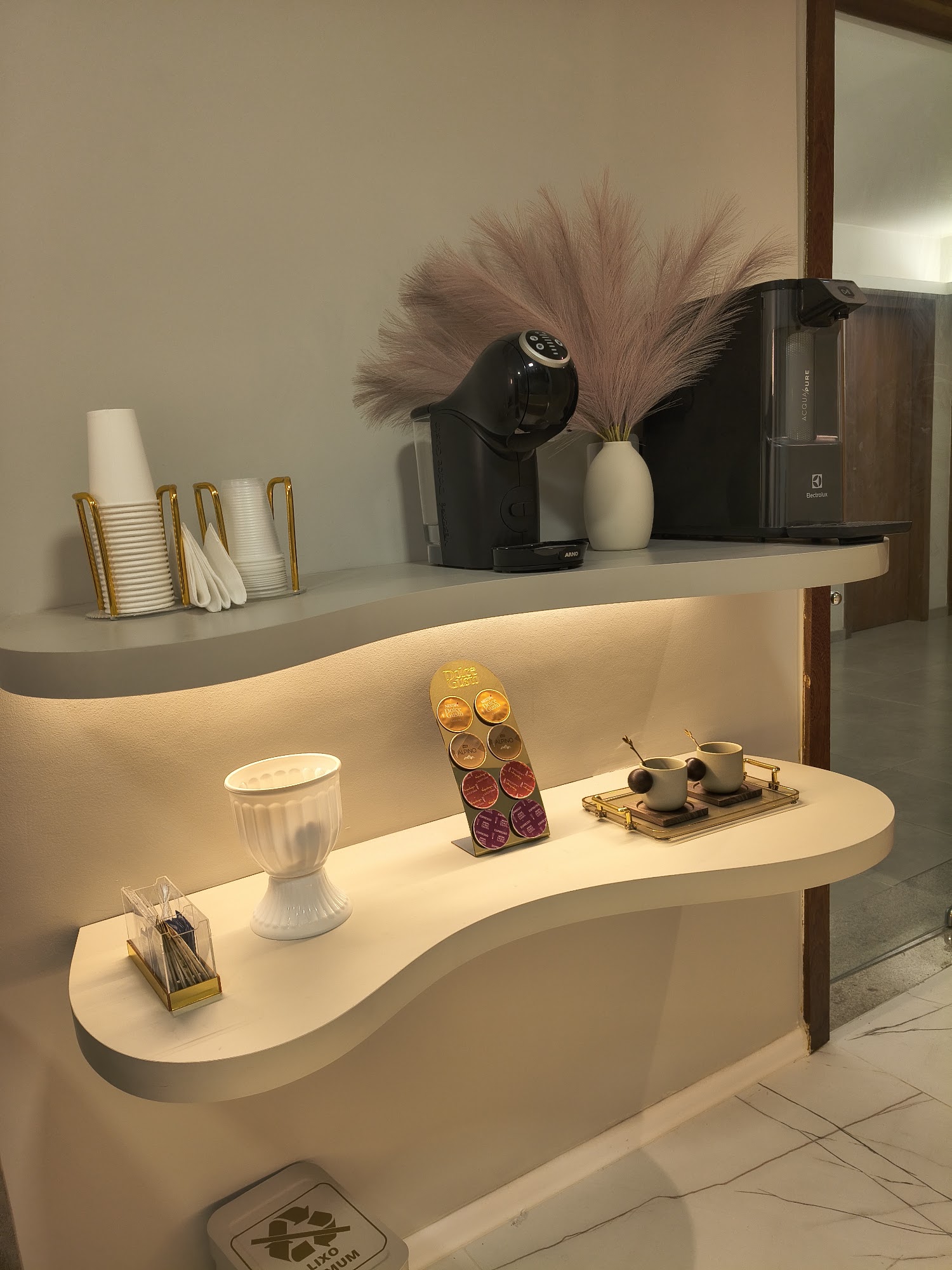 Recepção e sala de acolhimento da Áurea Clinic no Rio de Janeiro