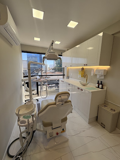 Consultório odontológico moderno com cadeira ergonômica e painel amadeirado