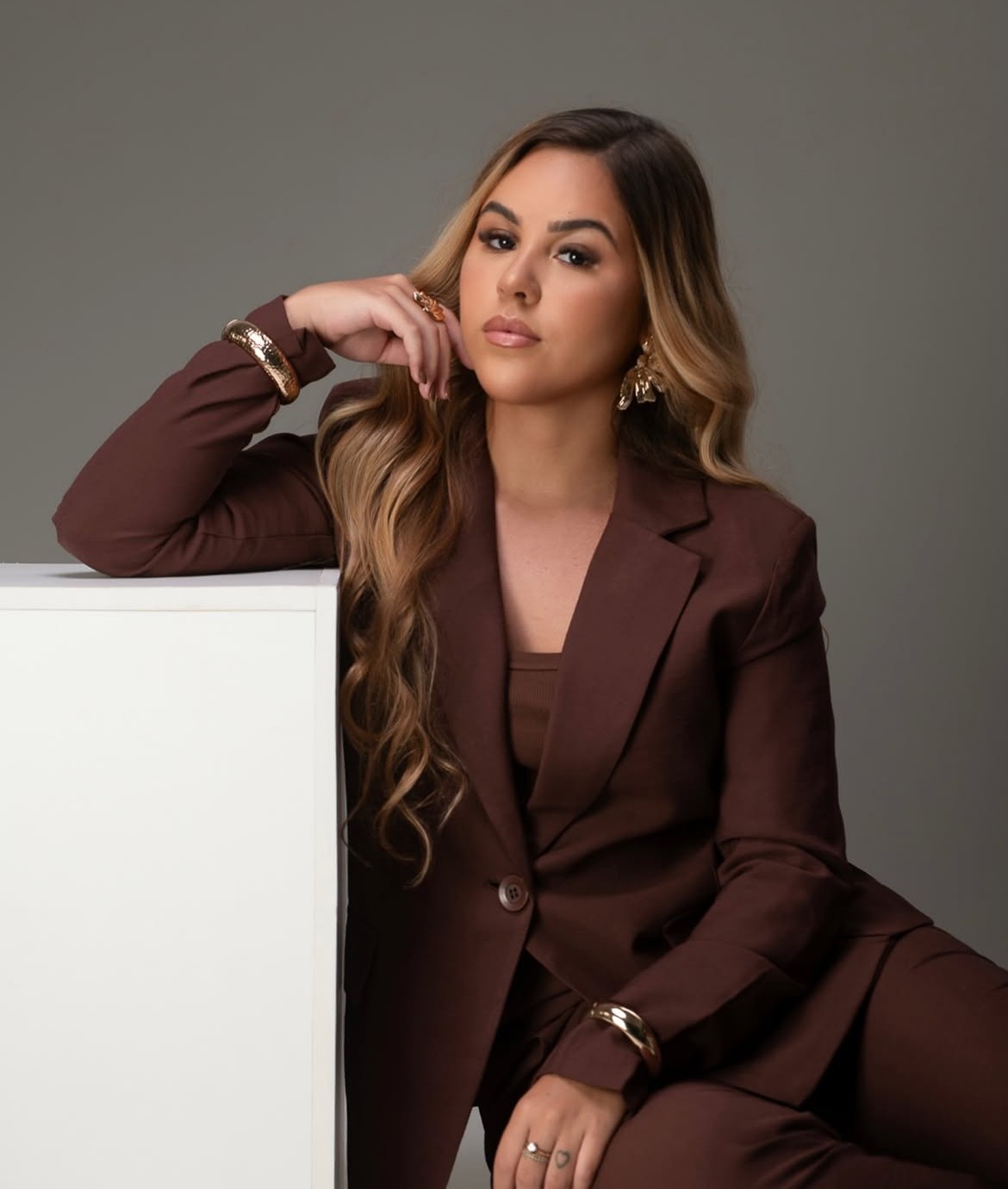 Retrato profissional de Dra. Luana Diniz, especialista em Harmonização Facial