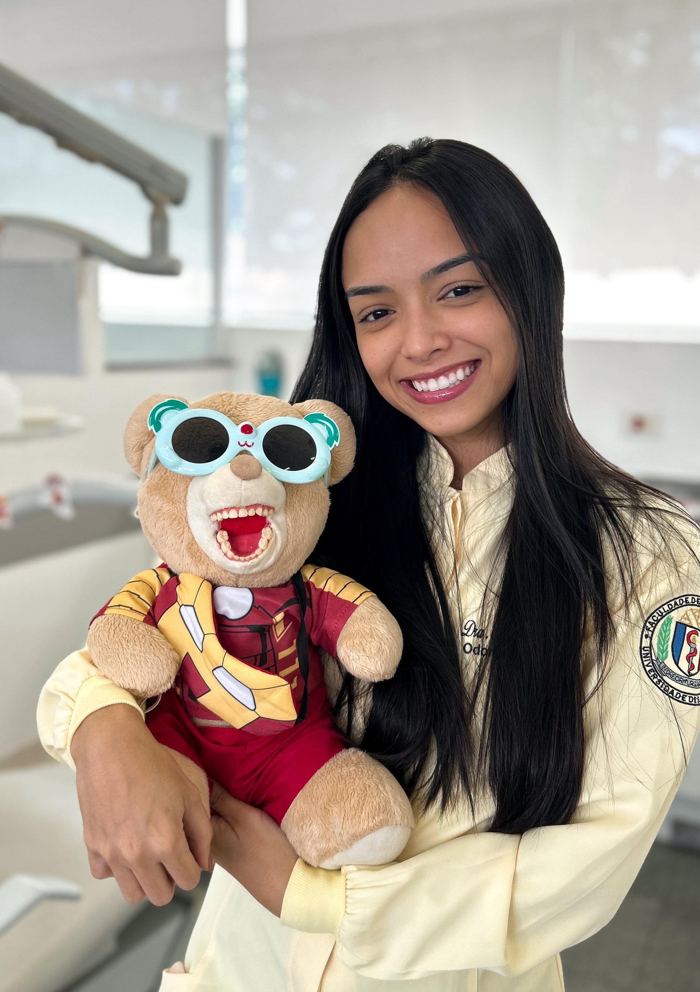 Retrato profissional de Dra. Sarah Obligado, especialista em Odontopediatria