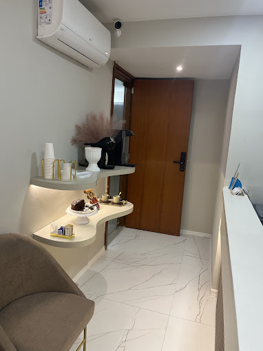 Recepção elegante da Áurea Clinic com balcão curvo e iluminação suave